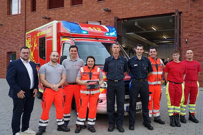 Ein Gruppenbild vor einem Einsatzfahrzeug mit Ministerin Drese und dem Team