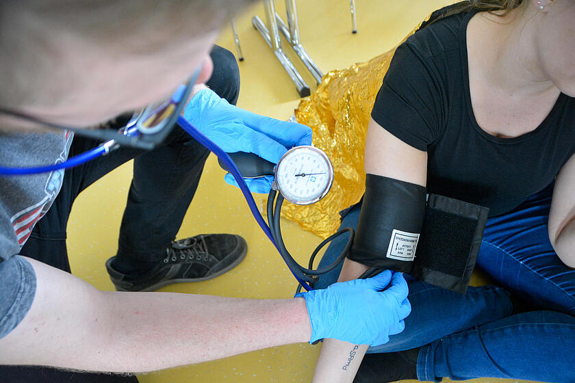 Praktische Übung bei einem Sanitätshelferkurs der Johanniter