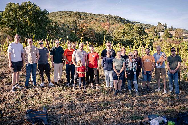 Ehrenamtliche Gruppe auf einem Weinberg
