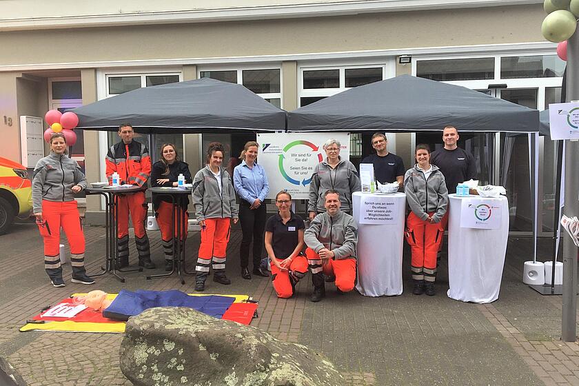 Gruppenfoto der Mitarbeitenden des gemeinsamen Stand der Johanniter mit dem evangelischen Krankenhaus und dem Rettungsdienst des Landkreises.