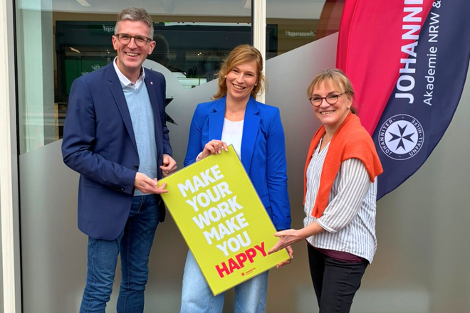 Akademieleiter Sven Blatt und Bildungsbereichsleiterin Pflege Heike Achenbach gratulierten Katrin Wolters zur neuen Position. Akademieleiter Sven Blatt und Bildungsbereichsleiterin Pflege Heike Achenbach gratulierten Katrin Wolters zur neuen Position