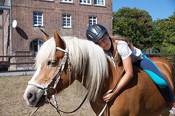 Entspannung auf einem Pferd