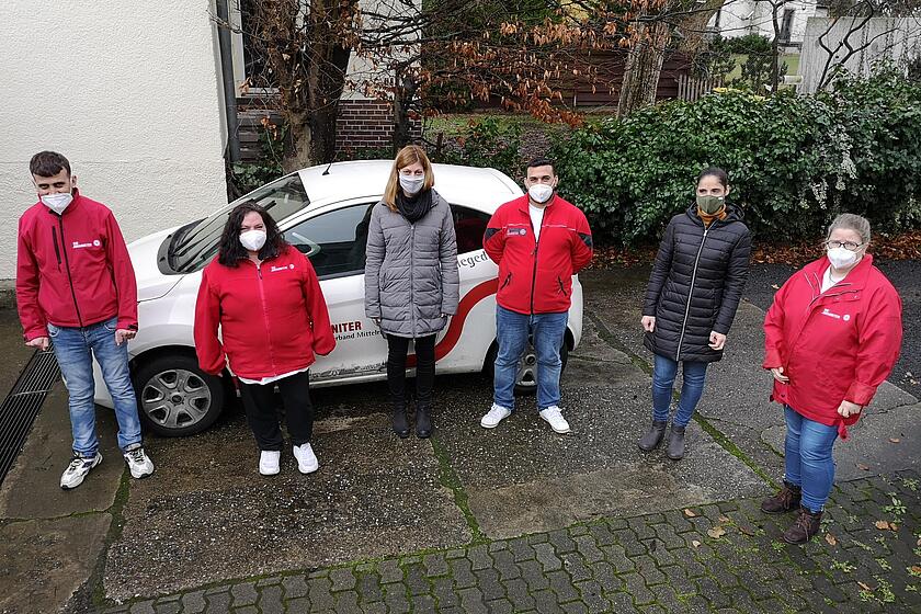 Gruppenfoto mit Maske und Social Distancing