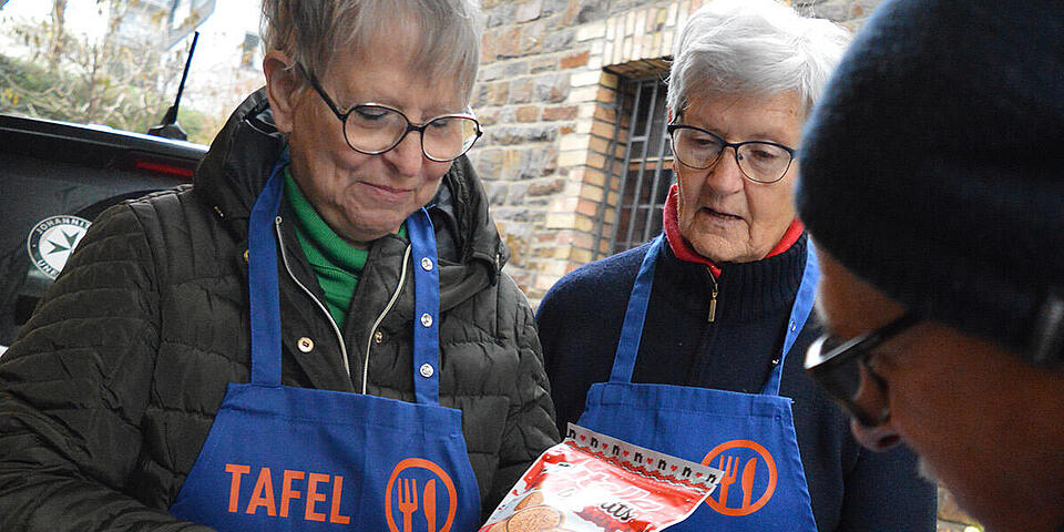 Johanniter-Weihnachtstrucker-Pakete werden an die Tafel übergeben 5