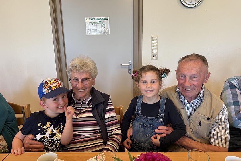 Kinder Seniorin und Senior lächeln in die Kamera 