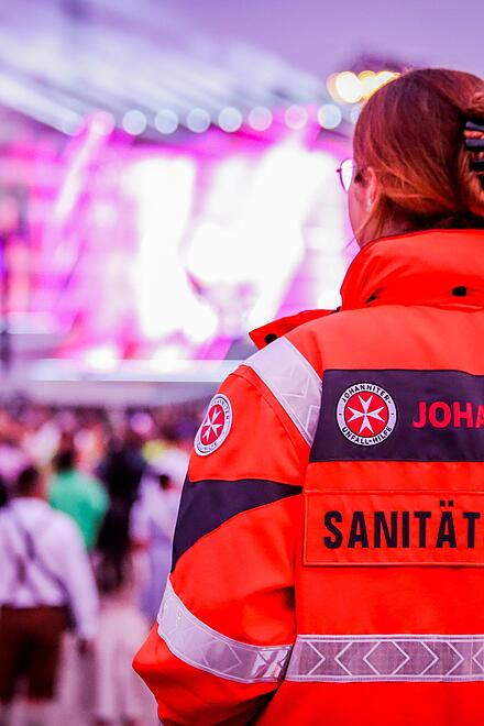 Ehrenamtliche Sanitäterin betreut ein Konzert.