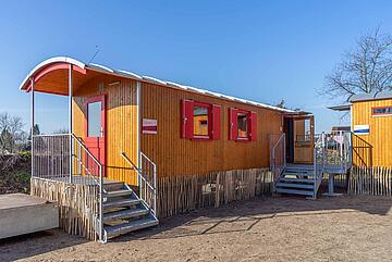 Die mobilen Wagen des Naturkindergartens Oststeinbek der Johanniter.