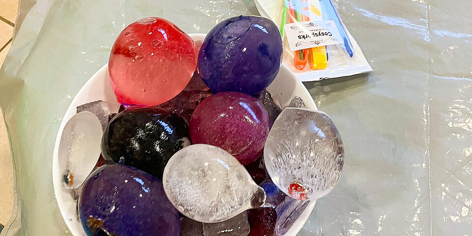 Gefrorene Wasserbomben in verschiedenen Farben in einer Schale