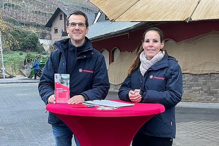 Mitarbeiter am Infostand der Johanniter Info-Bus-Tour im Ahrtal.