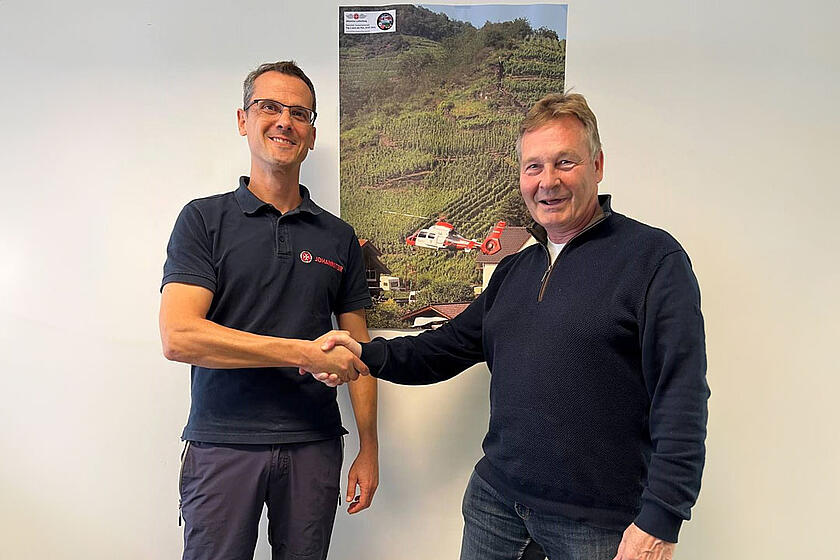 Bürgermeister Frank Auvera und Johanniter-Mitarbeiter mit Ingo Carnott geben sich die Hand