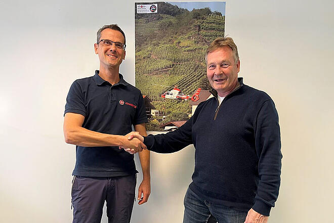 Bürgermeister Frank Auvera und Johanniter-Mitarbeiter mit Ingo Carnott geben sich die Hand