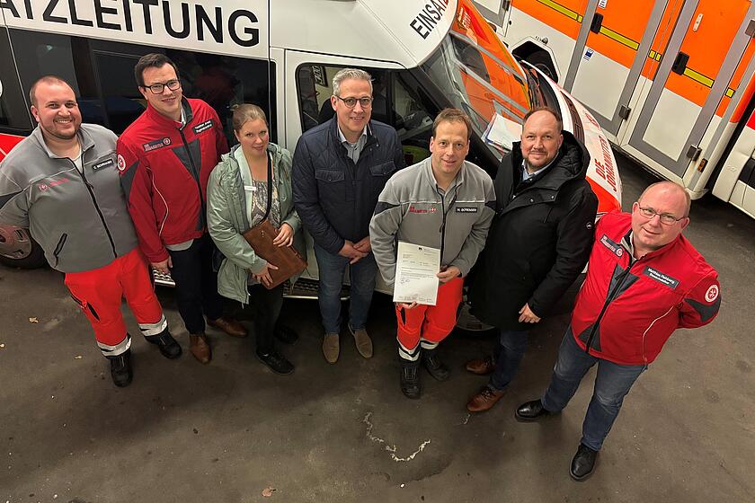 Gruppenfoto mit Mitarbeitenden der Johanniter und des Kreises Ostholstein.