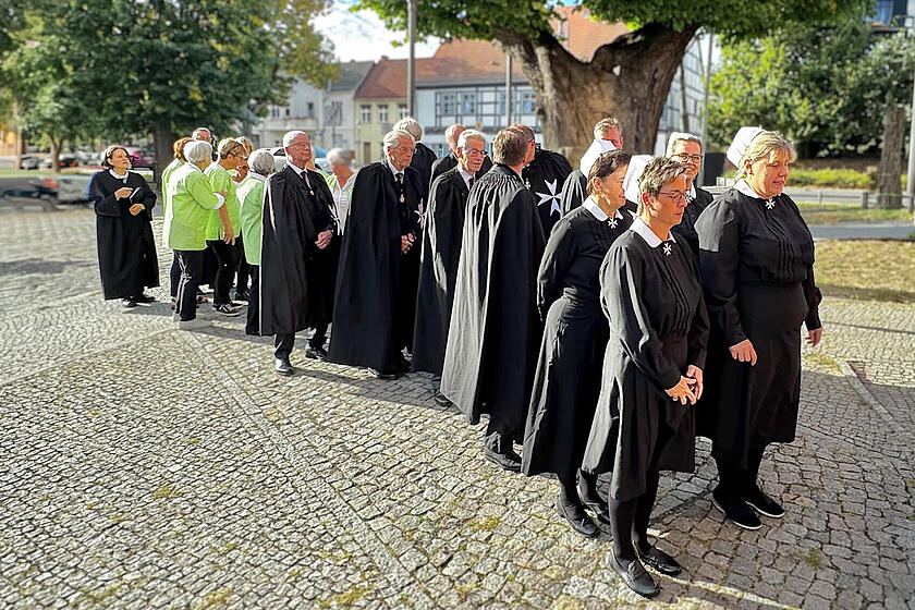 Versammeln sich zum Einzug in die Kirche  