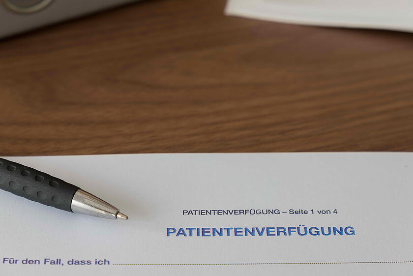 Es wird eine Patientenverfügung gezeigt.