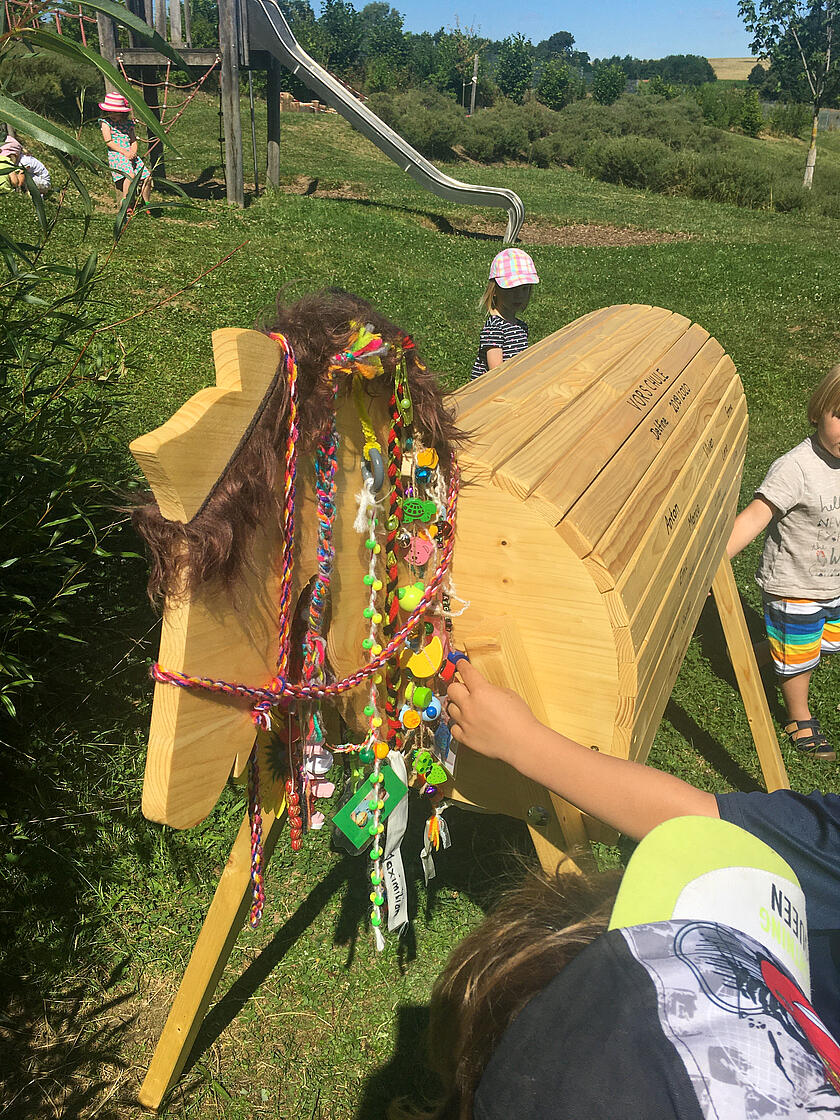 Die Vorschulkinder schenkten der Kinderinsel zum Abschied ein Holzpferd mit ihren Unterschriften.
