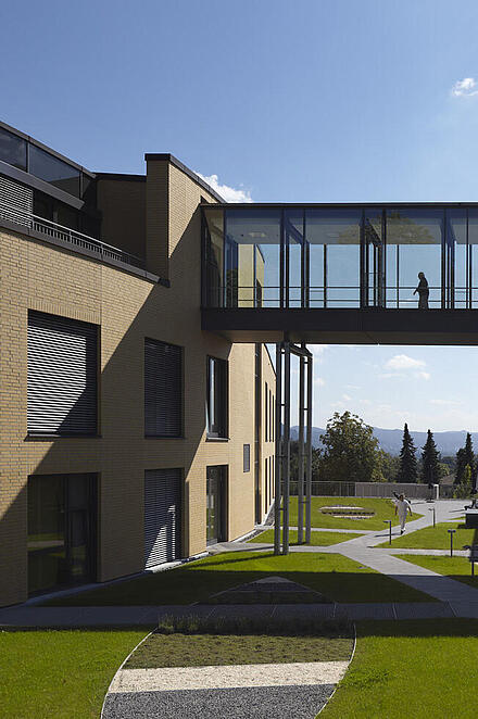 Unser beliebter Skywalk in der Außenansicht. Der lichtdurchflutete Glasgang verbindet unser Haupthaus mit dem H-Haus.