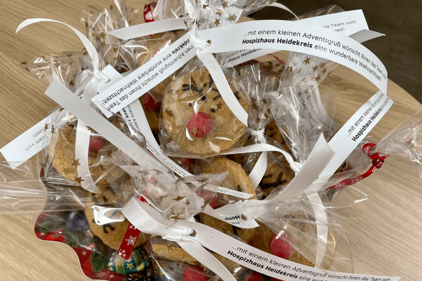 Ein Weihnachtsteller mit dekorierten und einzeln verpackten Plätzchen.