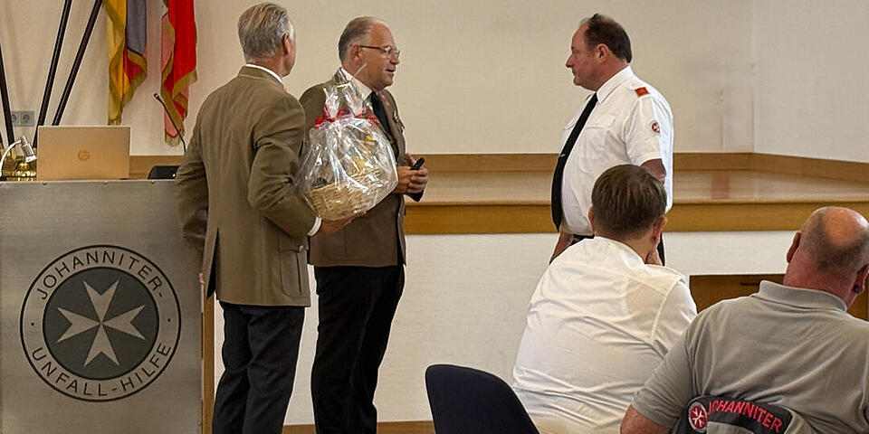 Bernd Lautenschläger erhält Dankesurkunde von des Landesvorständen.