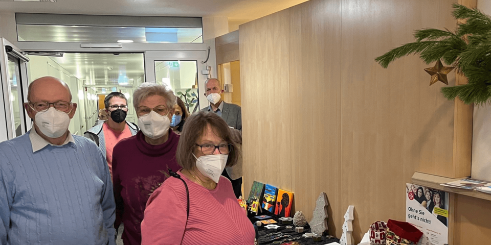 Mit Masken geschützte Menschen vor den Ständen des Basars