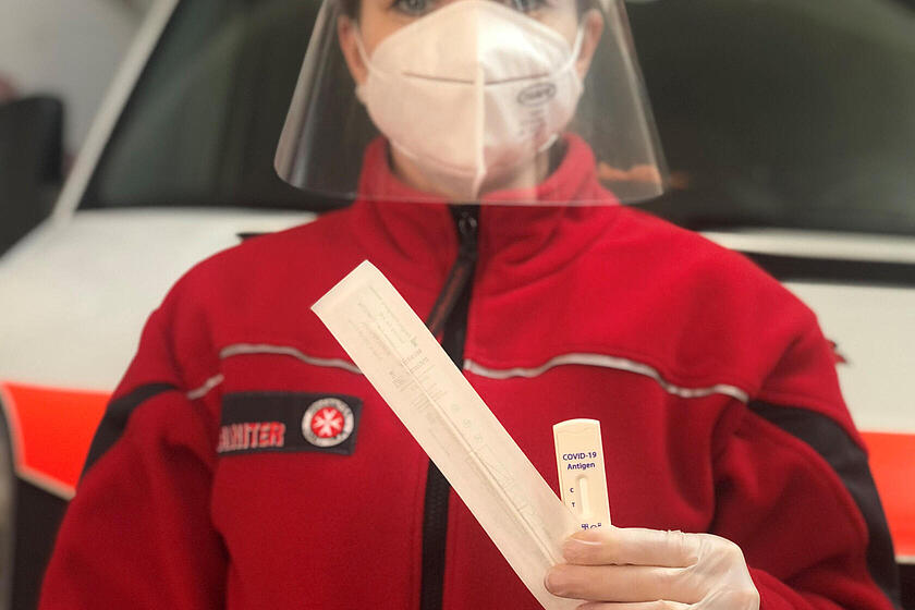 Eine Mitarbeiterin der Johanniter-Unfall-Hilfe zeigt einen Corona-Antigen-Schnelltest.