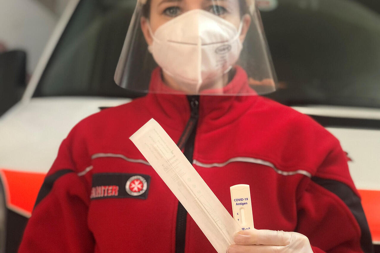 Eine Mitarbeiterin der Johanniter-Unfall-Hilfe zeigt einen Corona-Antigen-Schnelltest.