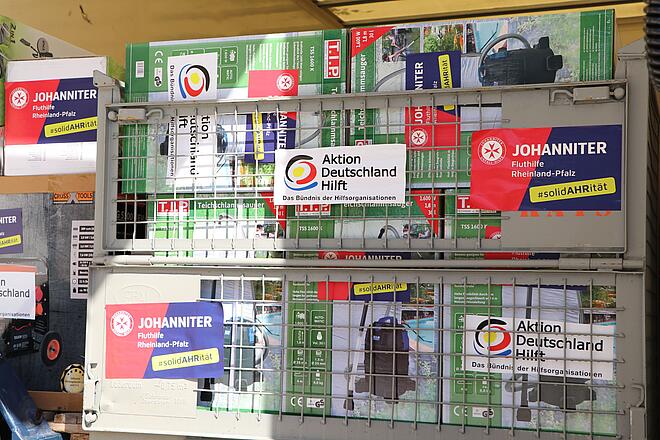 Johanniter geben dringend benötigtes Werkzeug an Betroffene aus. Einsatz von Spendenmitteln der Aktion Deutschland Hilft.
