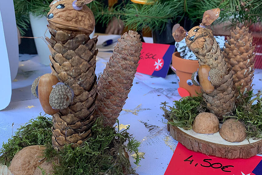 Gebastelte Produkte am Johanniterstand auf dem Weihnachtsmarkt
