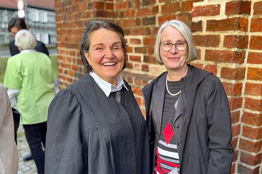 Seelsorgerin Christina Kampf (li.) mit Ulrike Menzel, Theologischer Vorstand der Samariteranstalten Fürstenwalde und Vorsitzende des Diakonischen Rates des DWBO