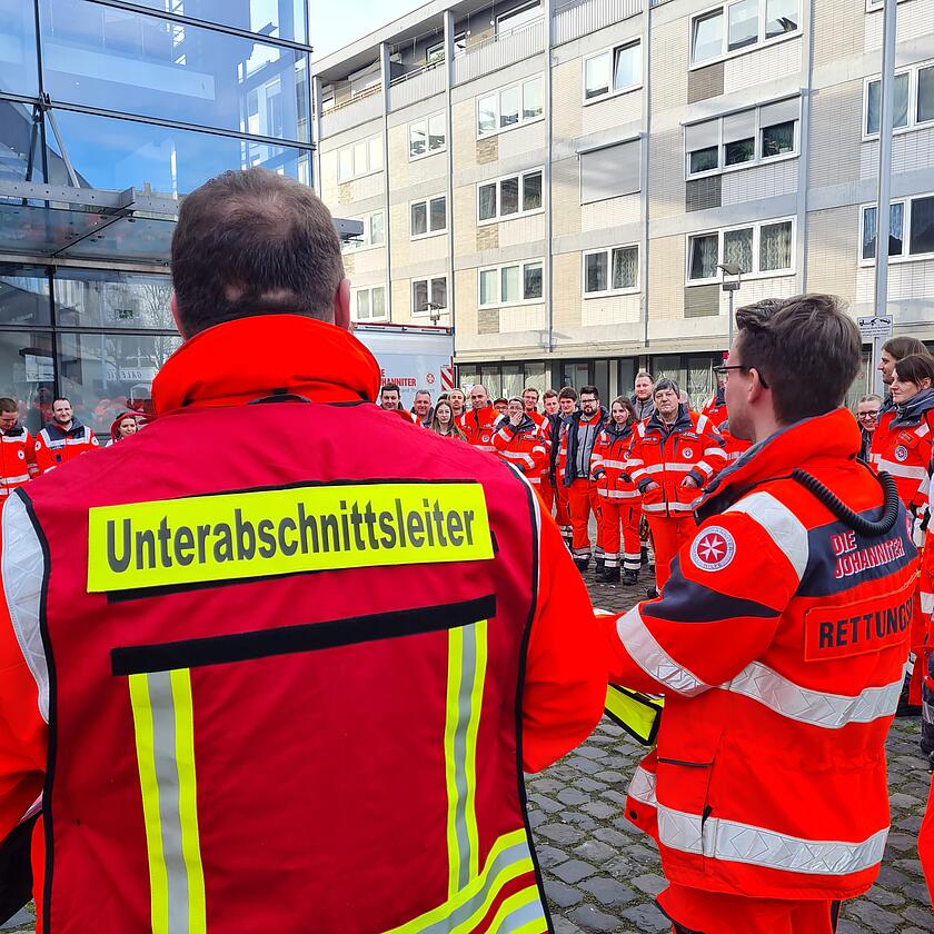Abschnittsleitung hält Ansprache an Rosenmontag