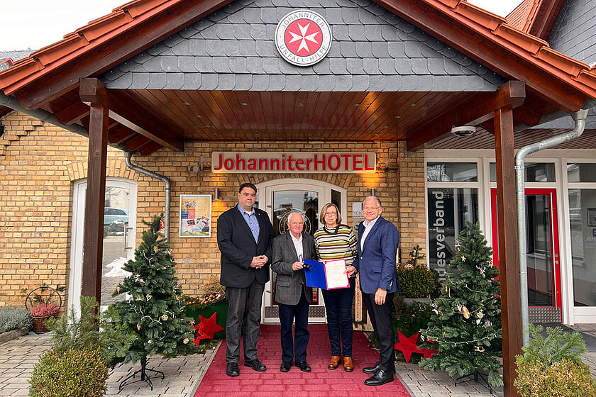 Jens von der Brelie, Roland Lipp und Gattin, Landesvorstand Oliver Meermann bei der Übergabe des Ehrenzeichens.