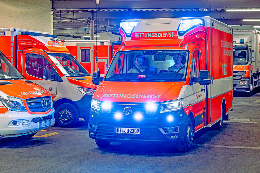 Ein Rettungswagen in einer Fahrzeughalle