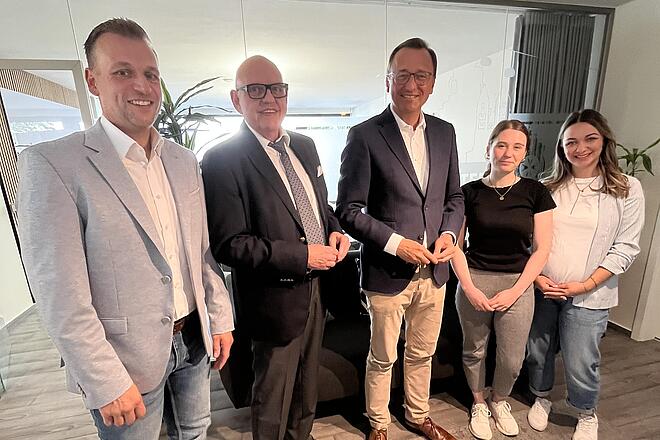 Im Gespräch mit den Vorständen Christian Görg (links) und Dr. Franz Obst (2. von links) sowie Mitarbeiterin "Betreutes Wohnen" Caroline Tegelaers (2. Von rechts) und Projektmitarbeiterin Jugend und Soziales Madina Tuschumbekov (rechts) erfuhr Josef Oster viel Interessantes über die Aufgaben und Herausforderungen der Johanniter. Foto: Michaela Cetto