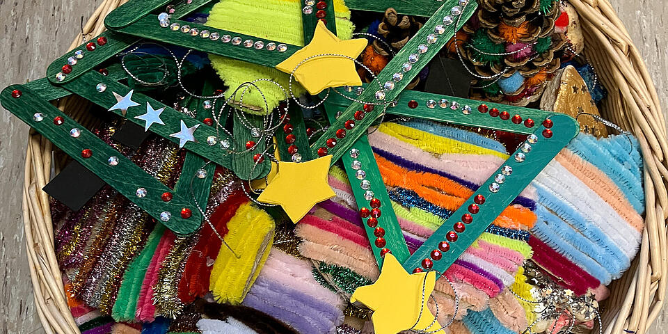 Selbstgebastelter Weihnachtsbaumschmuck in einem Körbchen