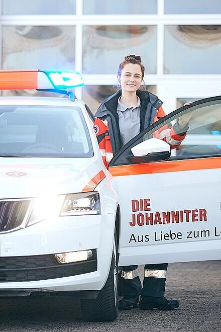 FSJlerin an der offenen Autotür