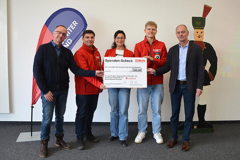 Regional Vorstand Denis Papperitz hält gemeinsam mit zwei Ehrenamtlichen aus der Johanniter Jugend, sowie Susann Fritsch und Peer Monte von ZÜBLIN einen Spendenscheck im Wert von 500 Euro in der Hand