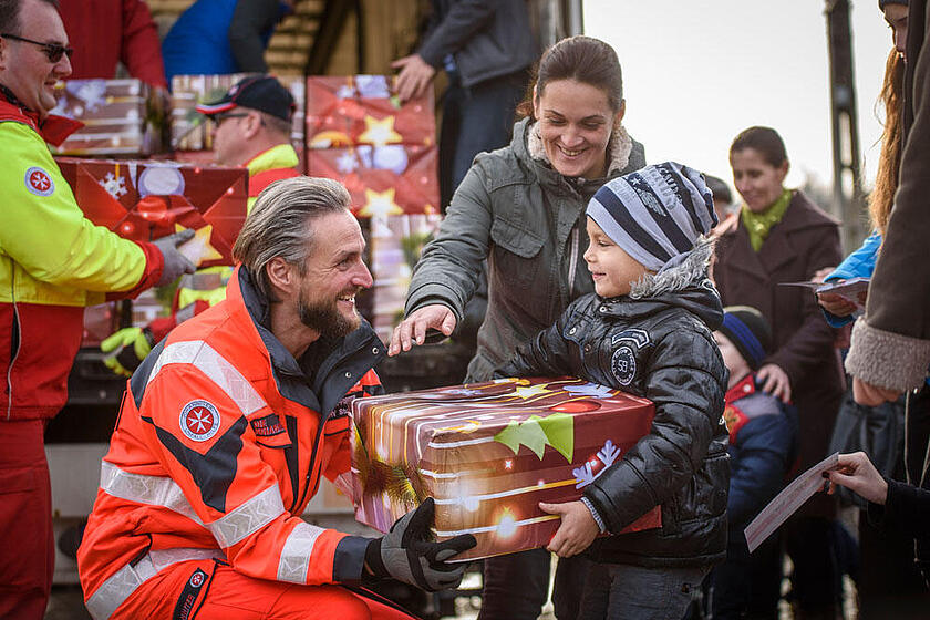 Weihnachtstrucker übergeben Geschenke 