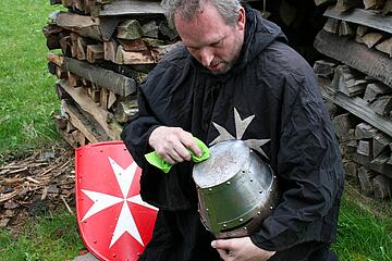 Ehrenamtlicher in historischer Ritterausrüstung