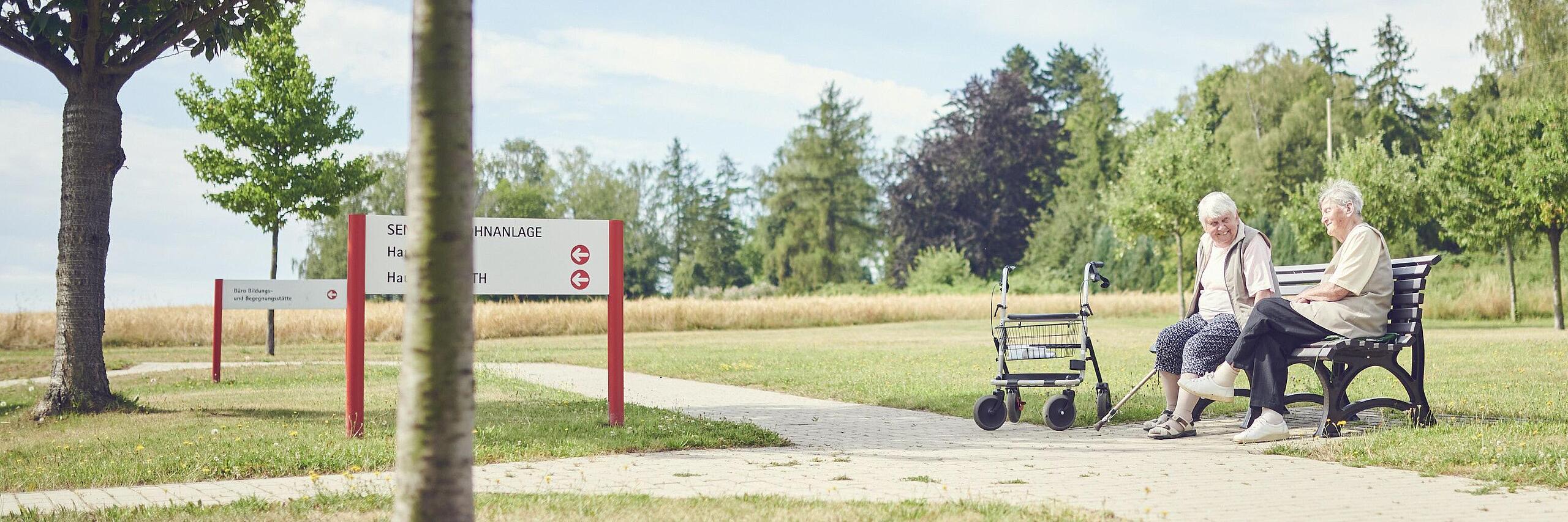 Zwei Bewohnerinnen sitzen im Park des Diakoniezentrums Bethesda Eisenberg