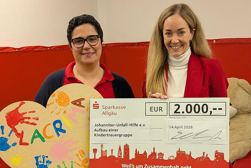 Anna Schönmetzler von der übergibt einen symbolischen Spendenscheck über 2.000 Euro an Viviana Boy von der für das Trauerbegleitungsangebot Lacrima in Kempten. Die Spende unterstützt die Begleitung trauernder Kinder, Jugendlicher und Angehöriger.