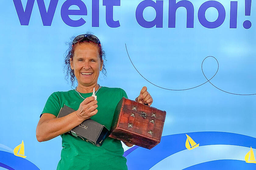 Eine der glücklichen Gewinnerinnen des Gewinnspiels beim Holstentorturnier ist Sylvia Cittlau. Mit ihrem Schlüssel öffnete sie das richtige Schloss und freut sich nun über Startplätze für das nächste Jahr. Mit ihren fünf Euro hat sie einen kleinen, aber entscheidenden Beitrag zur Spende an das Johanniter-Wohnhaus beigetragen.