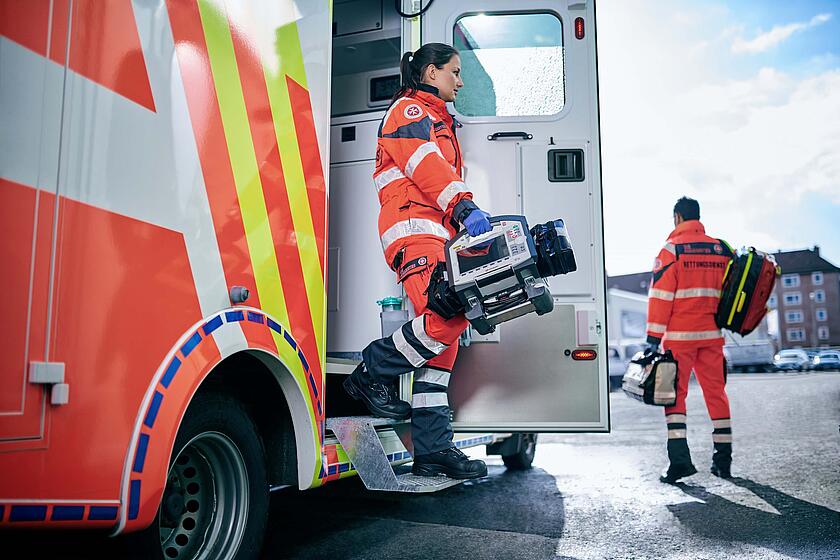 Mitarbeitende des Johanniter-Rettungsdienstes im Einsatz.