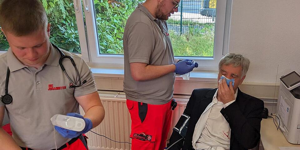 Notfallsanitäter üben am Patienten