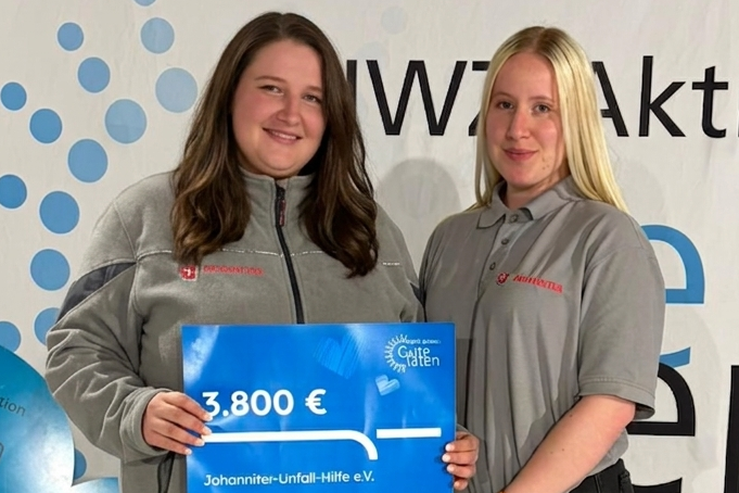 Zwei Mitarbeiterinnen erhalten den Scheck
