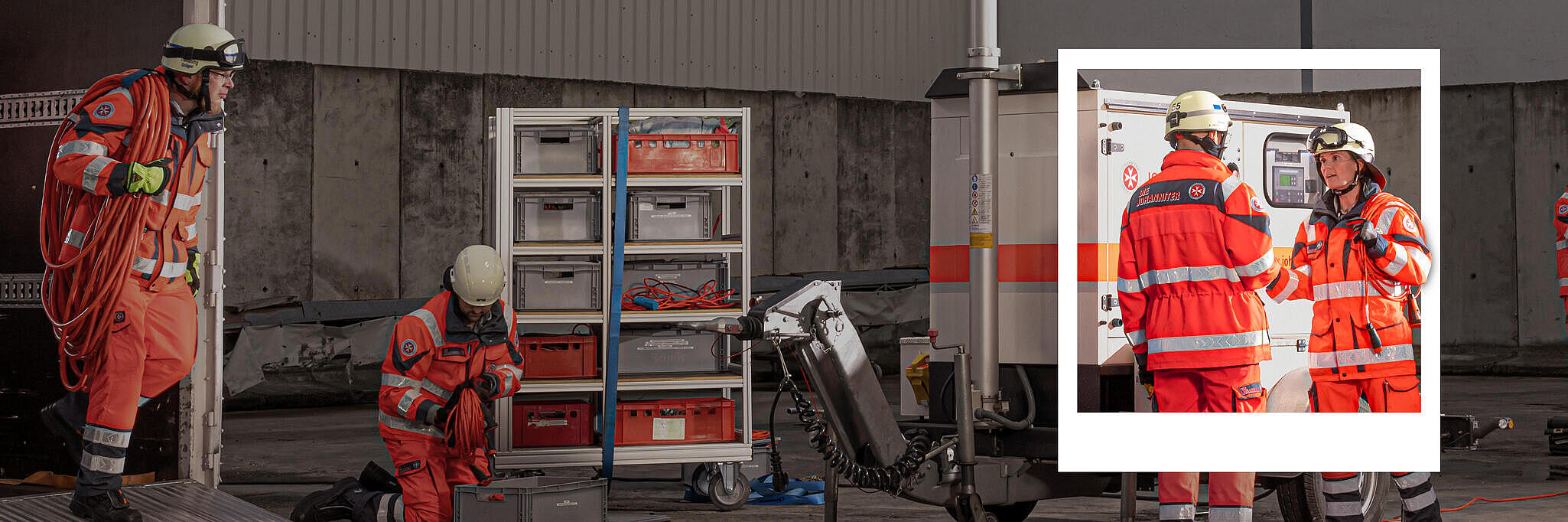 Ehrenamtlich Tätige bei den Johannitern im Bereich Technik im Katastrophenschutz beim Verladen von Materialien.
