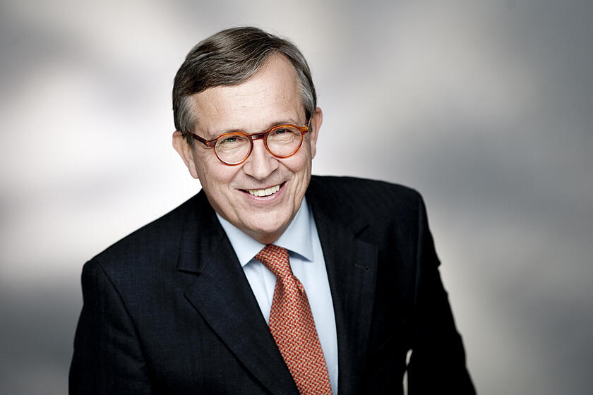 Axel von Blomberg übergibt sein Amt als ehrenamtliches Mitglied des Regionalvorstands an seinen Nachfolger.