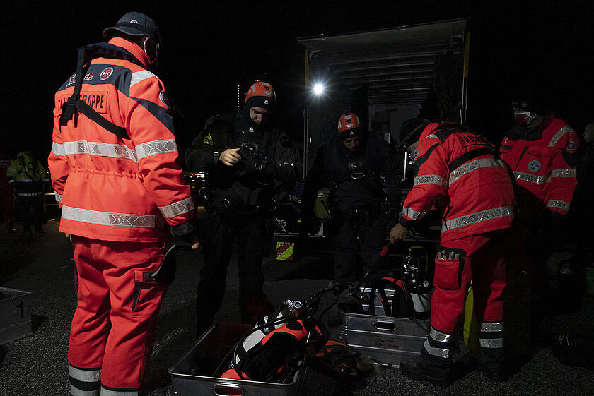 Viel los an der Nordermole: Hier machen sich die Johanniter-Taucher für ihre Übung bereit. Mit ihnen trainieren die Berufsfeuerwehr Lübeck und die Freiwillige Feuerwehr Ratzeburg