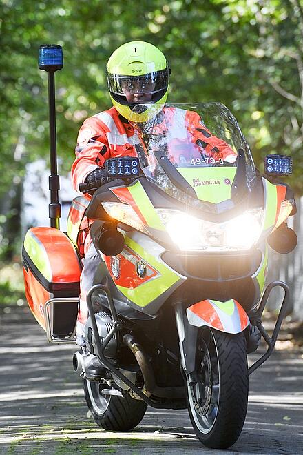 Eine Einsatzkraft der Motorradstaffel fährt auf ihrem Motorrad