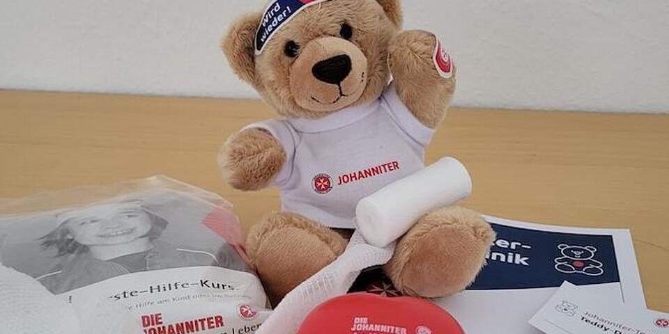 Teddybär mit Verbänden umwickelt.