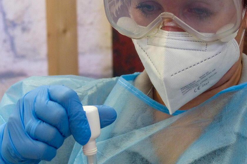 Durchführung eines Corona-Antigen-Schnelltests im Bürgertestzentrum Schlüsselfeld
