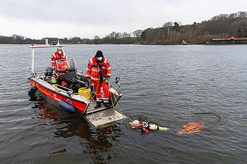 Die Tauchergruppe Eutin bei einer Übung im Großen Eutiner See